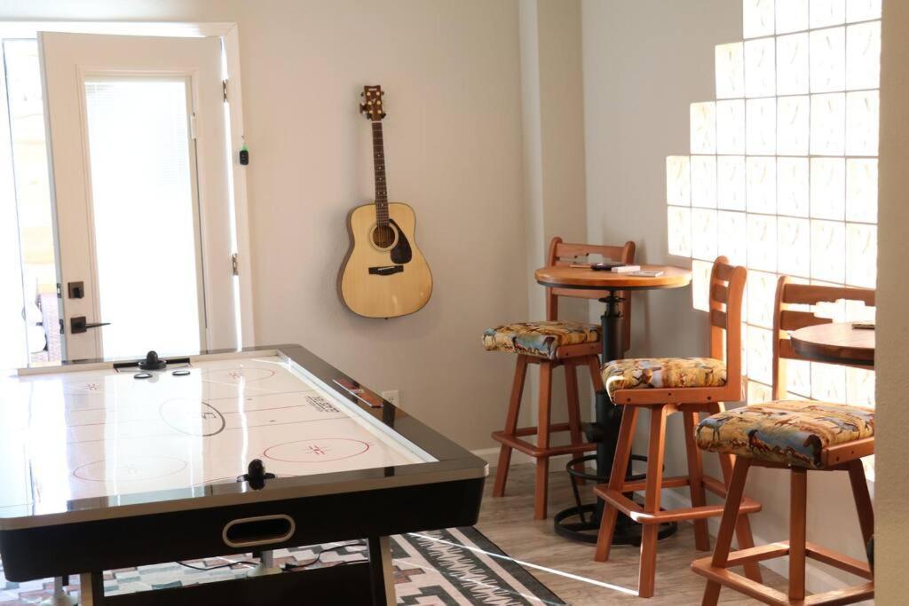 Cowboy Den-Hot Tub-Game Room-Pet Friendly-No Pet Fees! Албукерке Екстериор снимка